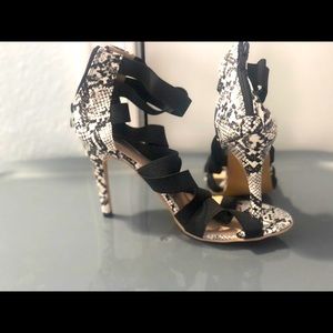 Size 42 strap black and white heeled shoe